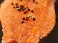 Білі плями на запеченому лососі: Що це насправді?