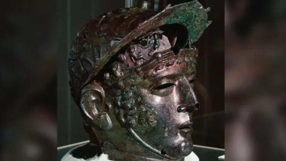 Це вражає! У Британії виявили рідкісний шолом римського вершника віком майже 1900 років